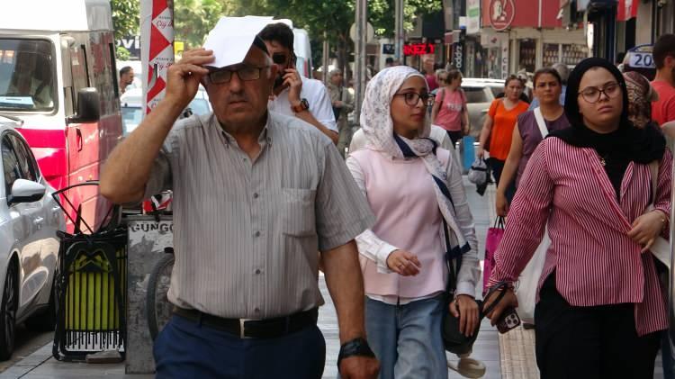 <p>Yurt genelinde olduğu gibi Mersin'de etkisini s&uuml;rd&uuml;ren sıcak hava g&uuml;nl&uuml;k yaşamı olumsuz etkiliyor. Nemle birlikte bunaltıcı sıcaklardan korunmak isteyen vatandaşlar serinlemek i&ccedil;in sahilleri ve plajları tercih ediyor.</p>
