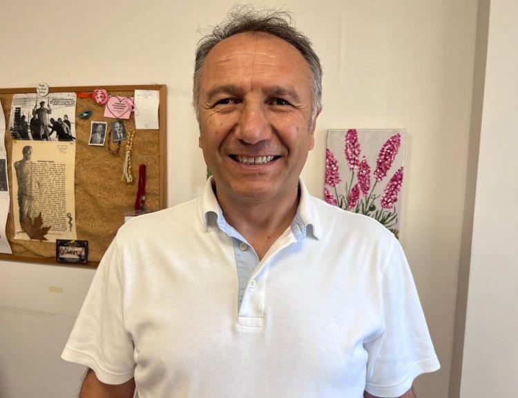 <p>M&Uuml; Tıp Fak&uuml;ltesi Halk Sağlığı Anabilim Dalı &Ouml;ğretim &Uuml;yesi Prof. Dr. Caferi Tayyar Şaşmaz, aşırı sıcakların &ouml;zellikle yaşlılar, &ccedil;ocuklar, gebeler ve kronik hastalığı bulunan kişiler i&ccedil;in ciddi sağlık riski oluşturduğunu belirtti. Vatandaşların m&uuml;mk&uuml;n olduğunca 10.00 ile 16.00 saatleri arasında dışarı &ccedil;ıkmaması gerektiğini ifade eden Şaşmaz, zorunlu durumlarda ise doğrudan g&uuml;neş altında kalınmaması, şapka kullanılması ve pamuklu, bol kıyafetlerin tercih edilmesi gerektiğini s&ouml;yledi.</p>
