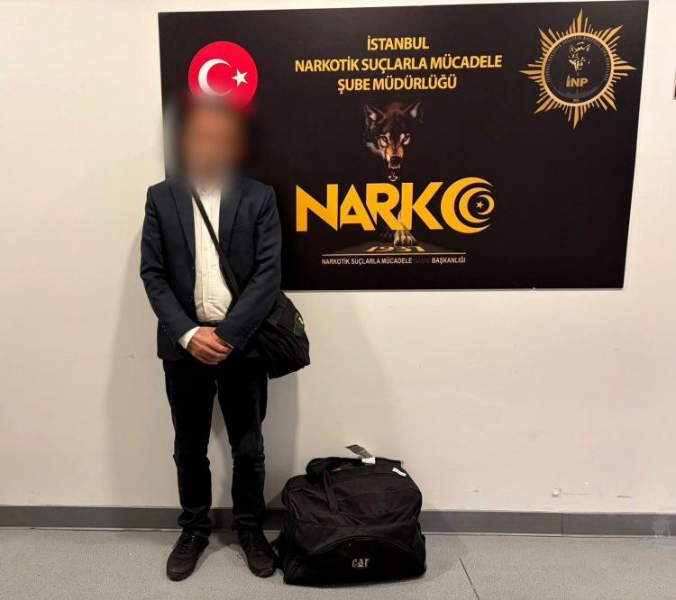 <p>Y&Uuml;R&Uuml;MEKTE ZORLANIYORDU</p>

<p>&nbsp;</p>

<p>İstanbul Emniyet M&uuml;d&uuml;rl&uuml;ğ&uuml; Narkotik Su&ccedil;larla M&uuml;cadele Şube M&uuml;d&uuml;rl&uuml;ğ&uuml; ekipleri tarafından, 'Uyuşturucu veya Uyarıcı Madde İmal ve Ticareti' su&ccedil;una y&ouml;nelik &ccedil;alışmalar kapsamında 27 Haziran'da İran'dan T&uuml;rkiye'ye giriş yapan İran uyruklu F.J. (51), İstanbul Havalimanı'nda yapılan risk analizi ve fiziki takip sırasında ş&uuml;pheli hareketler sergilemesi ve y&uuml;r&uuml;mekte zorlanması &uuml;zerine durduruldu.</p>
