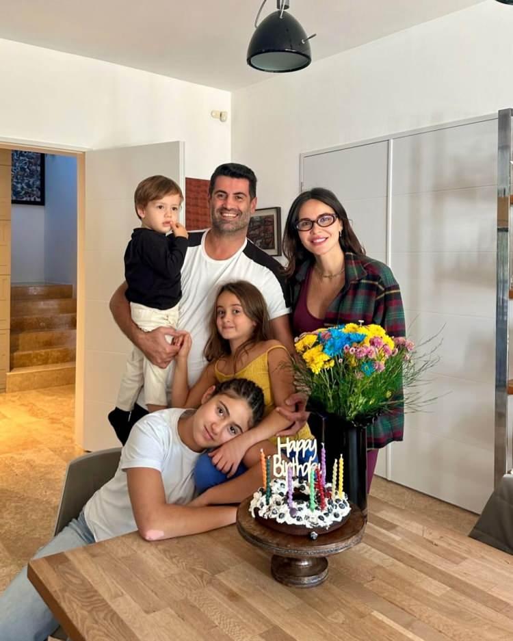 <p>&Uuml;&ccedil; &ccedil;ocuk annesi olan Demirel, hamilelik d&ouml;nemlerinin kendisi i&ccedil;in olduk&ccedil;a zor ge&ccedil;tiğini de anlattı. &Ouml;zellikle ilk hamileliğinde aldığı kilolar nedeniyle sosyal medyada oluşturulan g&uuml;zellik algısından etkilendiğini s&ouml;yleyen Demirel, bu s&uuml;re&ccedil;te yaşadıklarını not aldığı bir g&uuml;nl&uuml;k tuttuğunu belirtti.</p>
