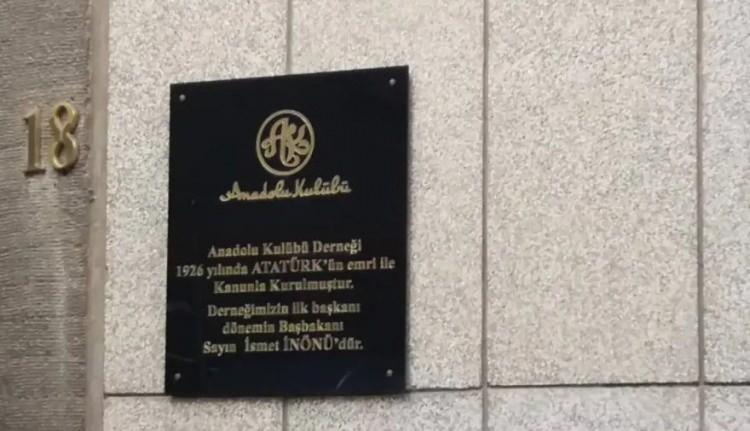 <p>Demirkıran'ın aktardığı bilgiler şu şekilde;</p>

<p> </p>

<p>Dilekçenin teslim edilmesinin ardından Özgür Özel ilk olarak Hacı Bayram Veli Camii'nde cuma namazını kılacak. Özel beraberindekilerle Birinci Meclis'e yürüyecek ve burada kurucu milletvekilleriyle birlikte hatıra fotoğrafı çektirecek. Ardından da Anadolu Kulübüne geçecek.</p>

<p> </p>

<p>İlk toplantının Anadolu Kulübü'nde yapılması tarihe yapılan bilinçli bir atıf olarak değerlendiriliyor. Kulüp, Atatürk tarafından kurulmuştu.</p>
