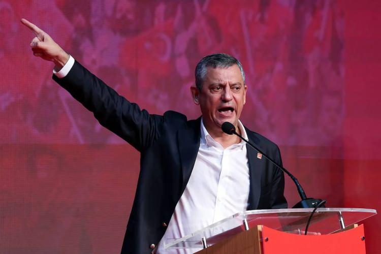 <p>İstinaf mahkemesinin &ldquo;mutlak butlan&rdquo; kararı sonrası &ldquo;y&ouml;netim&rdquo; konusunda tartışmalı bir s&uuml;rece giren CHP'de bir d&ouml;nem sona erdi.</p>

<p>S&ouml;z konusu h&uuml;km&uuml;n ardından Genel Başkanlık g&ouml;revinden alınan, sonrasında milletvekilleri tarafından Grup Başkanı se&ccedil;ilen &Ouml;zg&uuml;r &Ouml;zel, olağan&uuml;st&uuml; kurultay taleplerinin karşılanmaması &uuml;zerine ekibiyle birlikte CHP'den istifa etti.</p>
