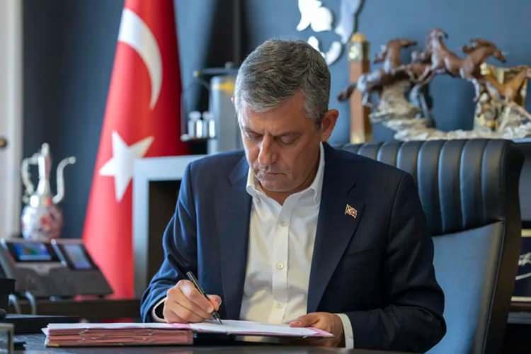 <p><span style="color:#B22222"><strong>&Ouml;ZEL KURULUŞ DİLEK&Ccedil;ESİNİ İMZALADI</strong></span></p>

<p>Sabah saatlerinde Yeni Parti adını taşıyan oluşumun kuruluş dilek&ccedil;esini de imzalayan &Ouml;zel, &ldquo;Vatana, millete ve hepimize hayırlı olsun.&rdquo; dedi.</p>

<p>&nbsp;</p>

<p>Kurmaylar, sonrasında kuruluş dilek&ccedil;esini İ&ccedil;işleri Bakanlığı'na teslim etti.</p>

<p>&nbsp;</p>

<p>Yeni Parti'nin kuruluş dilek&ccedil;esinde 91 milletvekilinin imzası yer alıyor.</p>
