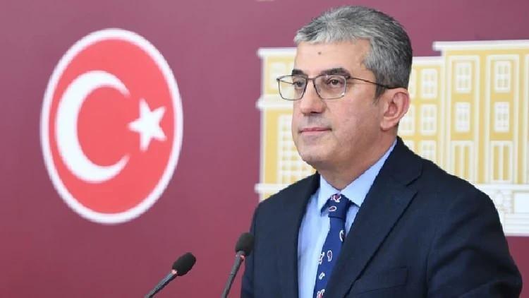 <p><span style="color:#B22222"><strong>G&Ouml;KHAN G&Uuml;NAYDIN</strong></span></p>
