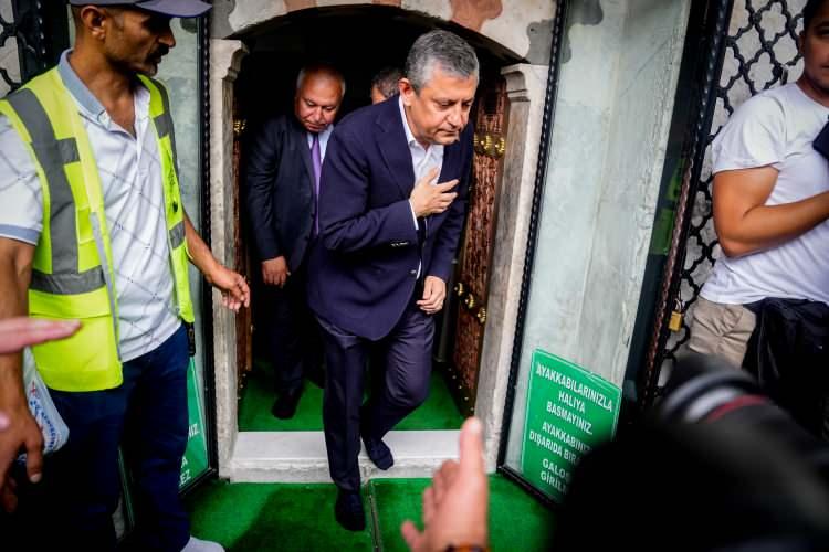 <p>Yeni Parti'nin kuruluş dilek&ccedil;esinin İ&ccedil;işleri Bakanlığına verilmesinin ardından &Ouml;zg&uuml;r &Ouml;zel ve beraberindeki milletvekilleri, Hacı Bayram-ı Veli Camisi'nde cuma namazı kıldı.</p>
