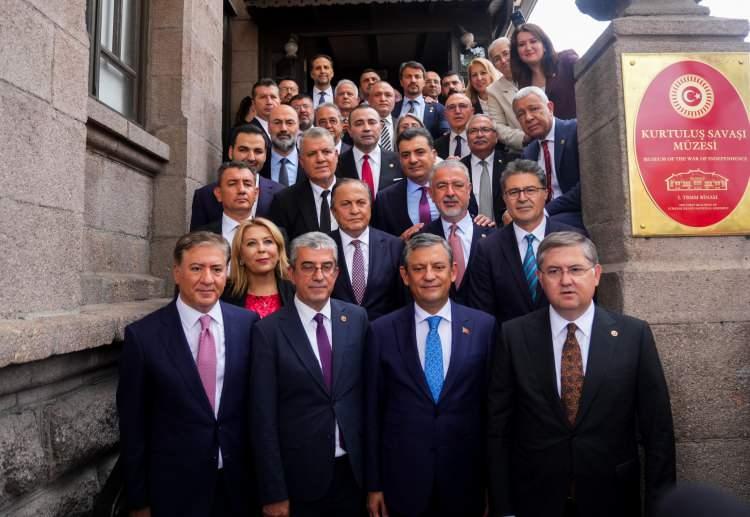 <p>&Ouml;zel ve beraberindeki milletvekilleri, namazın ardından 1.TBMM'yi ziyaret etti.</p>

