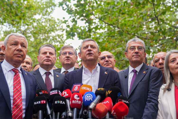 <p>Mutlak butlan kararıyla CHP genel başkanlığından uzaklaştırılan &Ouml;zg&uuml;r &Ouml;zel ve destek&ccedil;ileri, CHP'den ayrılarak yeni parti kurma kararını hayata ge&ccedil;irdi.</p>
