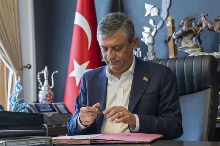 <p><span style="color:#B22222"><strong>YENİ PARTİ'NİN KURULUŞ DİLEK&Ccedil;ESİ BAKANLIĞA VERİLDİ&nbsp;</strong></span></p>

<p>Yeni Parti'nin kuruluş dilek&ccedil;esi İ&ccedil;işleri Bakanlığı'na verildi. Yeni Parti b&ouml;ylece T&uuml;rkiye'deki 190'ıncı siyasi parti oldu.&nbsp;</p>
