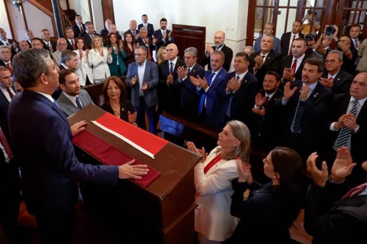 <p><strong><span style="color:rgb(178, 34, 34)">GENEL BAŞKAN SE&Ccedil;İLDİ</span></strong></p>

<p>&Ouml;zel, partinin yapılan bug&uuml;n ilk toplantısında da kurucu genel başkan se&ccedil;ildi.&nbsp;</p>

<p>Anadolu Kul&uuml;b&uuml;'nde yapılan toplantı sonrası genel başkan se&ccedil;ilen &Ouml;zel, yeni partisi i&ccedil;in de "<em><strong>Hayırlı uğurlu olsun"</strong></em> demişti.&nbsp;</p>
