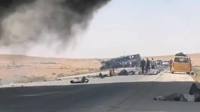 <p>SURİYE'nin orta kesimlerinde iki yolcu otobüsünün çarpışması sonucu meydana gelen kazada ilk belirlemelere göre 19 kişi hayatını kaybetti, 27 kişi yaralandı.</p>