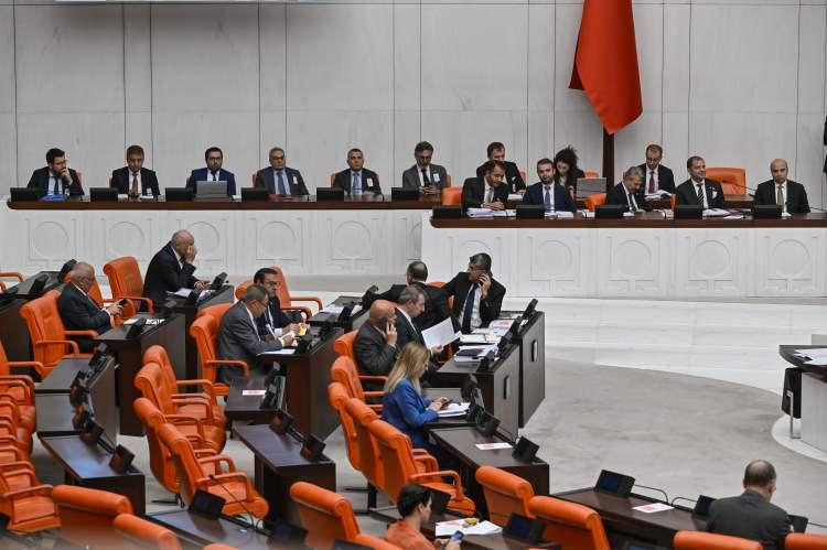 <p>YENİ Parti'nin kurulmasıyla TBMM&rsquo;deki parti grubu sayısı 7&rsquo;ye y&uuml;kselirken, oturma d&uuml;zeni de değişti.&nbsp;</p>
