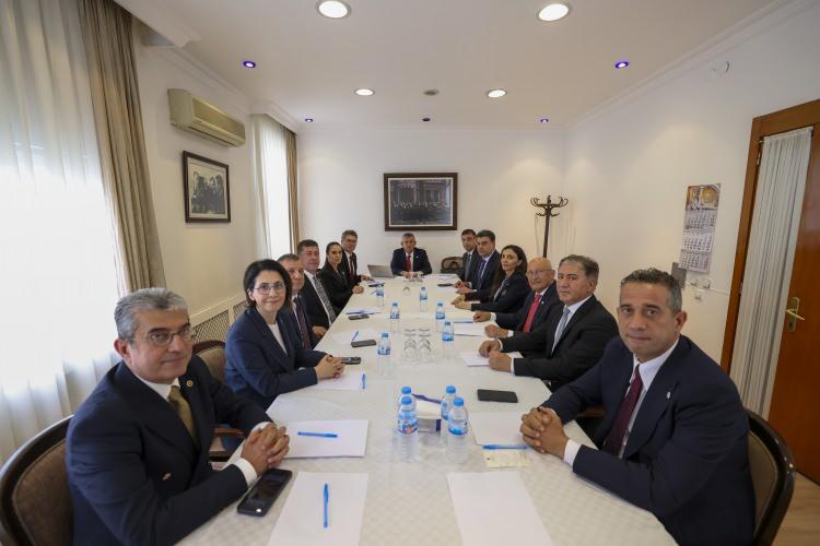 <p>Yeni Parti y&ouml;netiminin, belediye meclislerindeki dengeleri dikkate alarak ge&ccedil;işleri kabul edeceği bildirildi.</p>

<p>Olası ge&ccedil;işlerin belediyelerin y&ouml;netim s&uuml;re&ccedil;lerini kilitleyecek veya muhalefet blokunda yeni krizler yaratacak bir g&ouml;r&uuml;nt&uuml; oluşturmamasına &ouml;zen g&ouml;sterileceğini anlatan Yeni Parti kaynakları, ilk katılım dalgasının 27 Temmuz haftasında kamuoyuna ilan edilebileceğini anlattı.</p>
