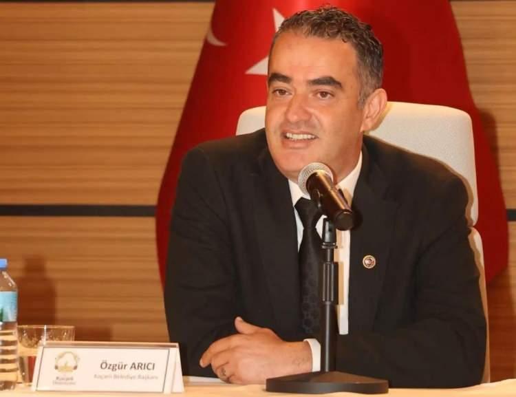 <p><span style="color:#B22222"><strong>İLK İSTİFA AYDIN'DAN</strong></span></p>

<p><br />
CHP'de yaşanan y&ouml;netim değişikliğinin ardından, parti y&ouml;netimi ve &uuml;yelerin istifasının ardından bug&uuml;n Aydın Ko&ccedil;arlı Belediye Başkanı &Ouml;zg&uuml;r Arıcı da CHP&rsquo;den istifa ettiğini duyurdu. Aydın&rsquo;da CHP&rsquo;den istifa edip yeni partiye katıldığını duyuran ilk belediye başkanı &Ouml;zg&uuml;r Arıcı oldu.</p>

