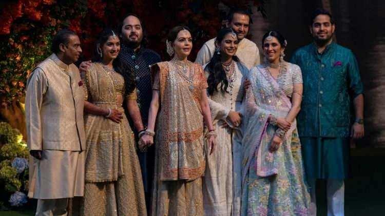 <p><strong><span style="color:#B22222">8)&nbsp; A MBANİ AİLESİ&nbsp; -&nbsp; Hindistan&nbsp; </span>|&nbsp; 105.6 MİLYAR DOLAR</strong></p>

<p>&nbsp;</p>

<p>Ambani ailesi, Hindistan merkezli dev holding Reliance Industries&rsquo;in sahibi olarak enerji, petrokimya, telekom&uuml;nikasyon ve perakende sekt&ouml;rlerinde faaliyet g&ouml;sterir. Ailenin serveti, Reliance Jio ve Reliance Retail gibi şirketlerle b&uuml;y&uuml;m&uuml;ş, Ambaniler Asya&rsquo;nın en zengin aileleri arasına girmiştir.</p>
