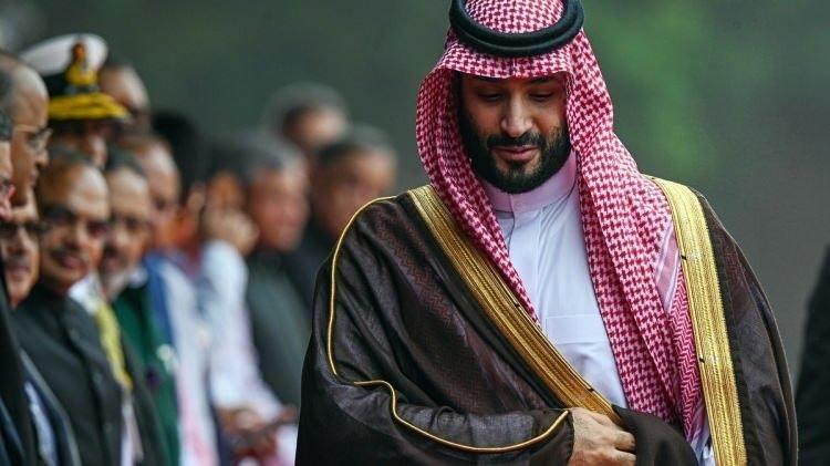 <p><strong><span style="color:#B22222">3)&nbsp; AL SAUD AİLESİ&nbsp; -&nbsp; S. Arabistan&nbsp;</span> |&nbsp; 213.6 MİLYAR DOLAR</strong></p>

<p>&nbsp;</p>

<p>Al Saud ailesi, Suudi Arabistan&rsquo;ı y&ouml;neten kraliyet ailesi olarak d&uuml;nyanın en zengin hanedanları arasında yer alır. Ailenin serveti; &uuml;lkenin petrol gelirleri, devletle bağlantılı yatırımlar ve k&uuml;resel enerji devi Saudi Aramco &uuml;zerinden oluşmuş, Al Saudlar k&uuml;resel enerji ve finans dengelerinde &ouml;nemli bir g&uuml;&ccedil; h&acirc;line gelmiştir.</p>
