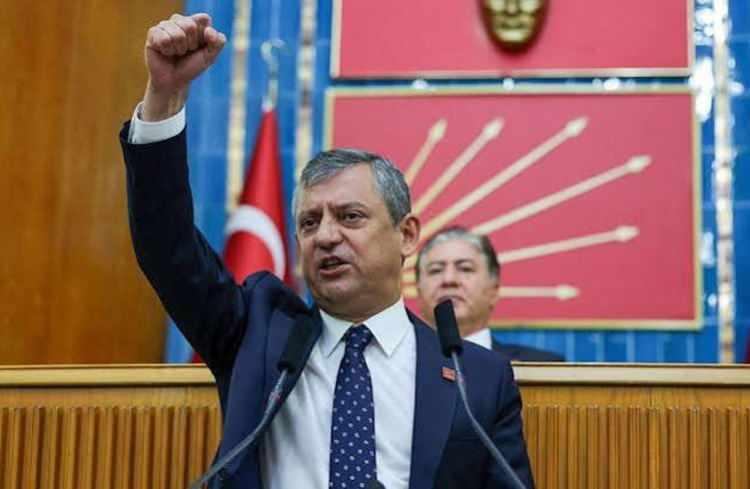 <p>&Ouml;zg&uuml;r &Ouml;zel'in Yeni Parti hamlesi sonrası, CHP'de başlayan istifalara yenileri eklendi.</p>

<p>​</p>

