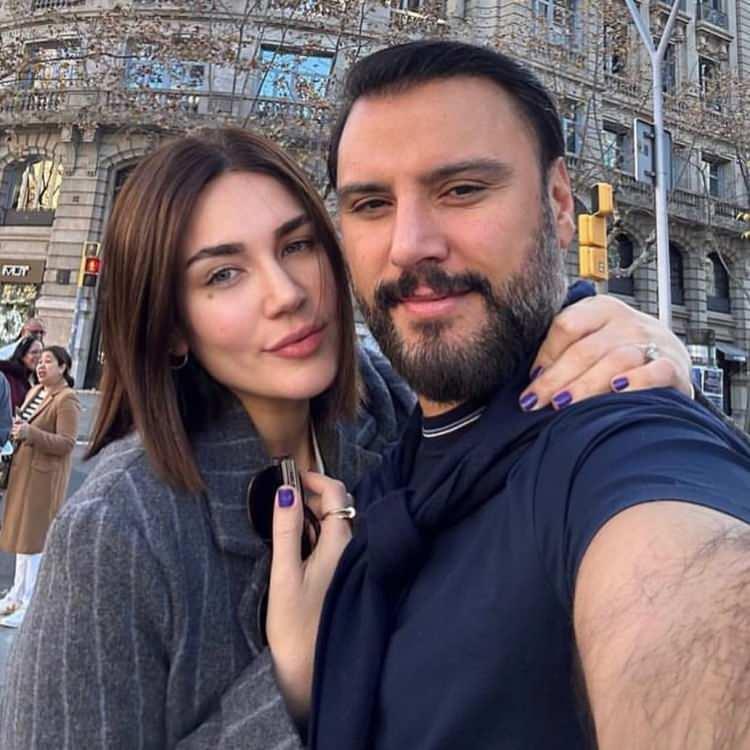 <p>Sosyal medya paylaşımlarıyla sık sık g&uuml;ndeme gelen oyuncu ve sunucu Buse Varol, bu kez ailesinden bir kareyi takip&ccedil;ileriyle paylaştı.&nbsp;</p>

