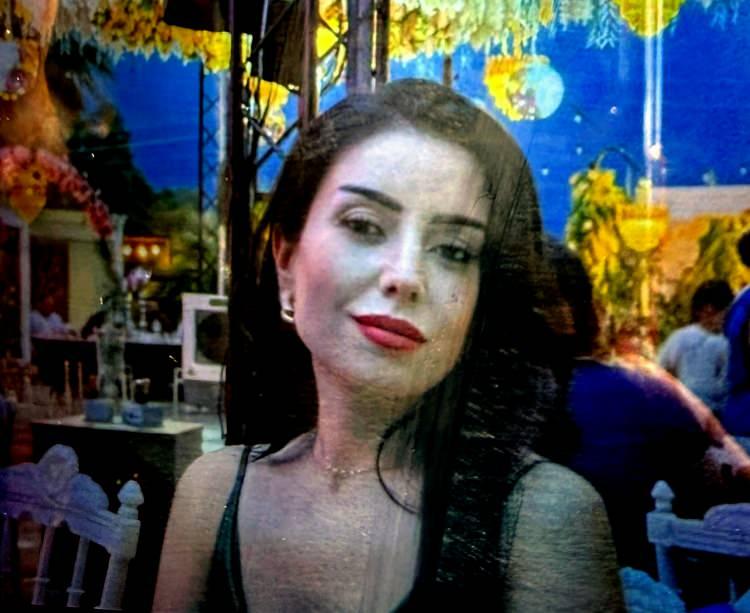 <p>Hamza Eren Kocamaz, eşinin y&uuml;z&uuml;n&uuml; yastıkla kapattıktan sonra tabancayla başına ateş etti.&nbsp;</p>
