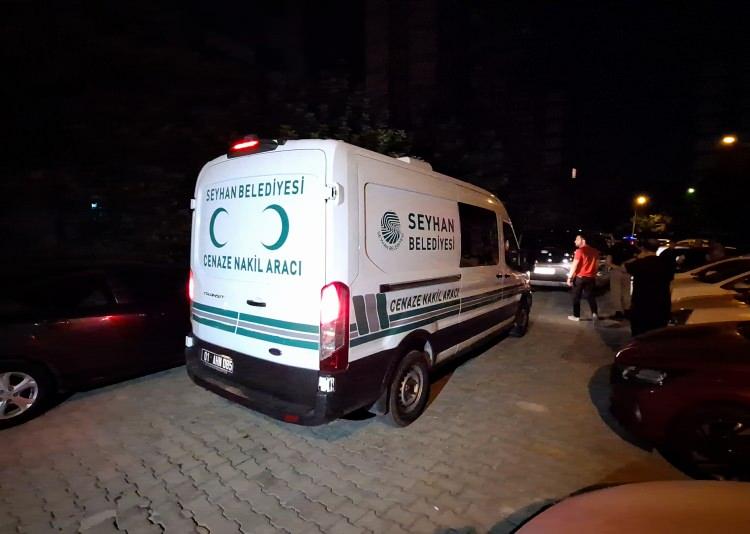 <p>Olay yerinde hayatını kaybeden Hatice Mine Kocamaz&rsquo;ın cansız bedeni, olay yeri inceleme ekiplerinin &ccedil;alışmasının ardından Adana Adli Tıp Kurumu&rsquo;nun morguna kaldırıldı.</p>
