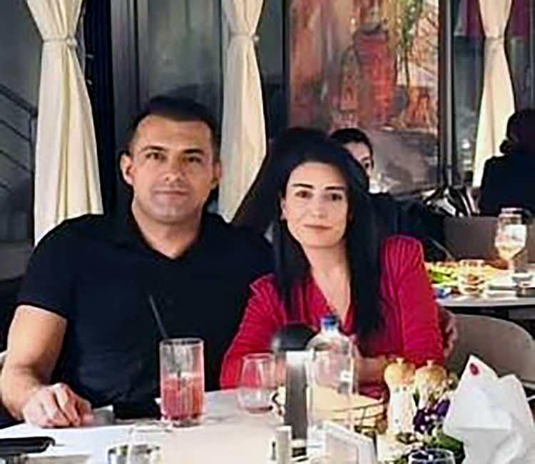<p><span style="color:#A52A2A"><strong>BOŞANMA DAVASI A&Ccedil;AN KADININ EVİNE GİTTİ&nbsp;</strong></span></p>

<p>&nbsp;</p>

<p>Hamza Eren Kocamaz, bir s&uuml;re &ouml;nce şiddetli ge&ccedil;imsizlik nedeniyle boşanma davası a&ccedil;an ve davadan vazge&ccedil;mesi i&ccedil;in ısrar ettiği <span style="color:#A52A2A"><strong><em>Pozantı Belediyesi'nde memur olan Hatice Mine Kocamaz'ın </em></strong></span>evine gitti.</p>
