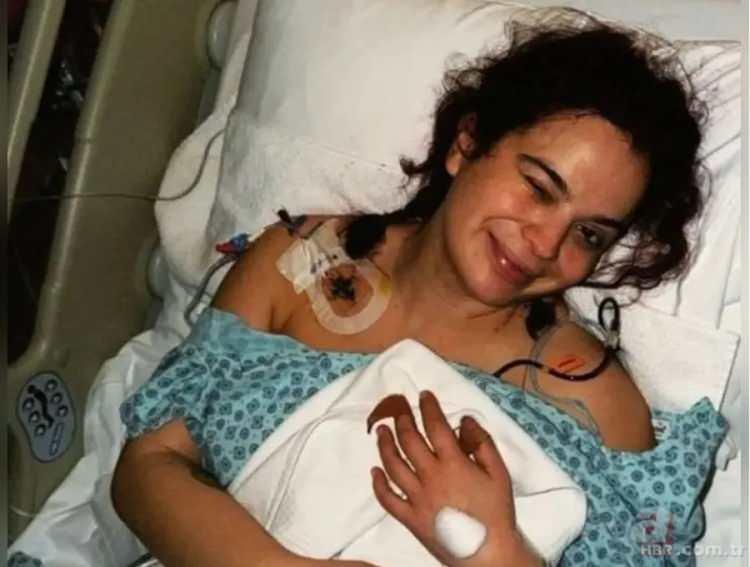 <p><strong>Rahmindeki miyomlar nedeniyle ge&ccedil;irdiği operasyon sırasında doktor hatası y&uuml;z&uuml;nden bağırsağı kesilen ve zorlu bir tedavi s&uuml;recinden ge&ccedil;en oyuncu Aslı Bekiroğlu, ge&ccedil;tiğimiz g&uuml;nlerde sekizinci kez ameliyat olduğunu a&ccedil;ıklamıştı.</strong></p>
