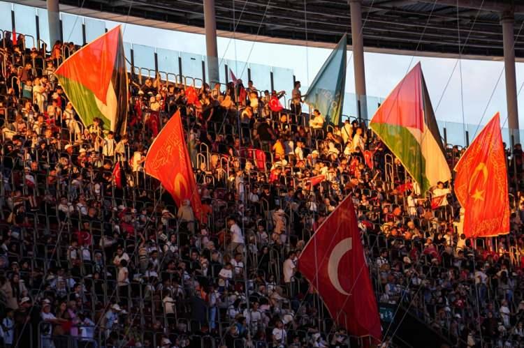 <p><span style="color:rgb(35, 53, 70)">Tribünlerde açılan dev koreografide; Fatih Sultan Mehmet, Yavuz Sultan Selim, Sultan II. Abdülhamid Han ve Cumhurbaşkanı Recep Tayyip Erdoğan'ın görsellerinin yanı sıra TÜGVA'lı gençlerin illüstrasyonlarına yer verildi.</span></p>
