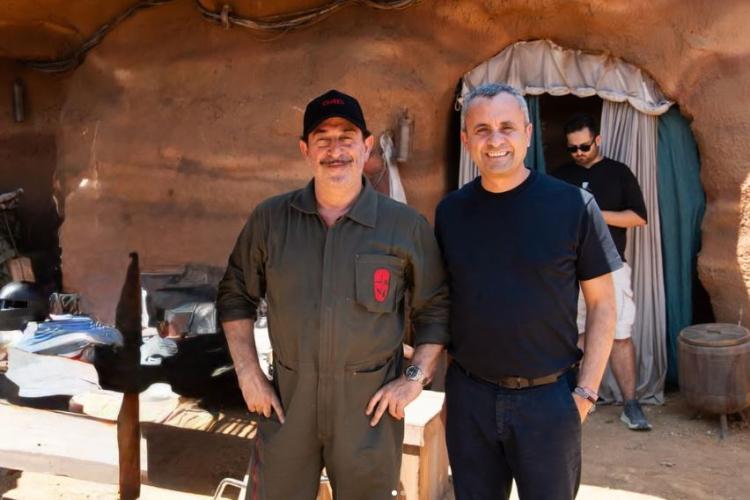 <p>Senaryosu ve y&ouml;netmenliğini &uuml;stlenen Yılmaz, &ccedil;ekime ilişkin zaman zaman paylaşımlarda bulunurken set fotoğrafları ve oyuncu kadrosunu da zaman zaman paylaşmayı ihmal etmedi.</p>
