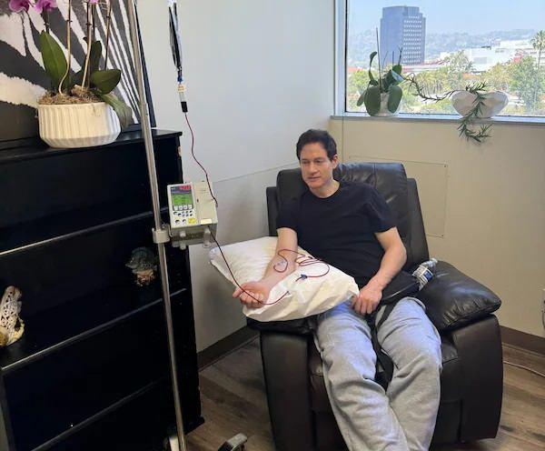 <p><strong>KENDİ ORGAN NAKLİ İ&Ccedil;İN BEBEK KLONUNU GELİŞTİRDİ</strong></p>

<p>&nbsp;</p>

<p>The Independent&rsquo;te yer alan habere g&ouml;re Johnson&rsquo;un laboratuvar ortamında geliştirdiği Baby-Bryan adı verilen bir klon geliştirdi.</p>
