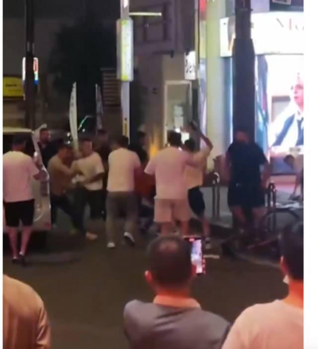 <p>Japonya'da Kars ve Ordu n&uuml;fusuna kayıtlı iki T&uuml;rk aile arasında gece saatlerinde sokak ortasında sopalar, trafik konileri ve bisikletlerin havada u&ccedil;uştuğu şiddetli bir kavga yaşandı.&nbsp;</p>

