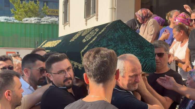 <p>Şef Eren Kaşık&ccedil;ı, arkadaşı Mikail M.(44) tarafından d&uuml;n Sarıyer'deki evinde &ouml;l&uuml; bulundu. Kaşık&ccedil;ı'nın cenazesi olay yerindeki incelemelerin ardından Adli Tıp Kurumu morguna kaldırıldı. Kaşık&ccedil;ı i&ccedil;in Yenidoğan Cemevi'nde cenaze t&ouml;reni d&uuml;zenlendi. T&ouml;rene Acun Ilıcalı, İrem Kanan, Esat Yontu&ccedil;, Somer Sivrioğlu, Mehmet Yal&ccedil;ınkaya, Mehmet Berberoğlu, daha &ouml;nce katıldığı yarışma programından arkadaşları Kaşık&ccedil;ı'nın ailesi ve yakınları katıldı.&nbsp;</p>
