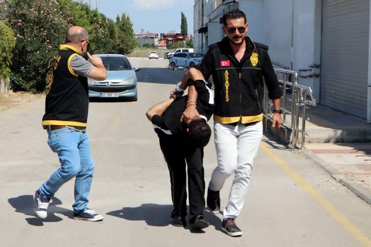 <p><span style="color:rgb(165, 42, 42)"><strong>OTOMOBİLDE YAKALANDI, TUTUKLANDI</strong></span></p>

<p>&nbsp;</p>

<p>Emniyete g&ouml;t&uuml;r&uuml;len ş&uuml;pheli, işlemlerinin ardından sevk edildiği adliyede, &ccedil;ıkarıldığı mahkeme tarafından tutuklandı.</p>

