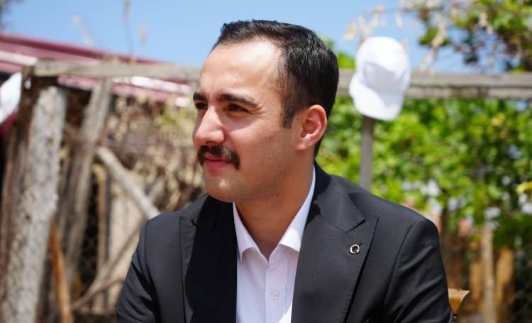 <p><span style="color:#A52A2A"><strong>"DAHA İYİSİNİ YAPACAĞIZ"</strong></span></p>

<p>&nbsp;</p>

<p>Devletin ilk g&uuml;nden itibaren yanlarında olduğunu belirten Aktay, G&uuml;ndoğan &ccedil;iftinin evinin en kısa s&uuml;rede yeniden yapılacağını ifade ederek şunları kaydetti:&nbsp;</p>

<p>&nbsp;</p>

<p><strong><em>"D&uuml;rdane teyzem, Haydar amcam; Cumhurbaşkanımızın, Bakanımızın, Valimizin ve vekillerimizin selamlarını iletiyorum. Onlar sizleri &ccedil;ok sevdi, T&uuml;rkiye sizleri &ccedil;ok sevdi. Biz ilk g&uuml;n olduğu gibi her zaman yanınızdayız. Evinizi en g&uuml;zel şekilde, D&uuml;rdane teyzemin s&ouml;ylediği gibi daha iyisini yapacağız. Hi&ccedil;bir teredd&uuml;d&uuml;n&uuml;z olmasın, g&ouml;nl&uuml;n&uuml;z ferah olsun."</em></strong></p>
