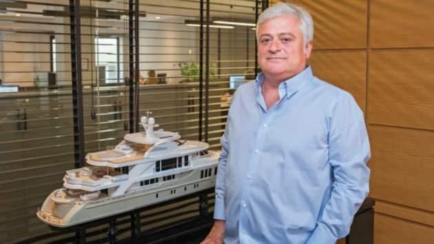 <p>&Ccedil;&uuml;nk&uuml; normalde ben peşin satışlar yapmaktayım. Sonra yine aynı satış ofisine asistanı olduğunu s&ouml;ylediği Yeliz Kaya ile geldi. 3 Şubat g&uuml;n&uuml; yapılan protokolle toplamda 602 milyon TL karşılığında 4 adet taşınmazın Yeliz Kaya &uuml;zerinde devredilmesini s&ouml;yledi. Bunun sebebinin de yurt dışından gelecek olan fonların yetkilisinin Yeliz Kaya olduğu s&ouml;yledi. Biz de devrettik. Daha sonra senetlerin vadesinin g&uuml;n&uuml; gelmeden Yeliz Kaya hesabından ilk &ouml;demenin k&uuml;&ccedil;&uuml;k bir kısmı erken yapıldı. Bu &ouml;demenin erken yapılmış olması dahi ben de ayrıca bir g&uuml;ven oluşturdu.&rdquo; dedi.</p>
