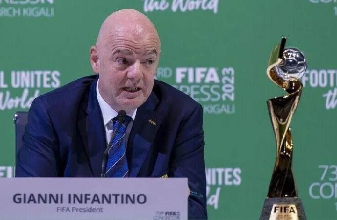 <p>FIFA Başkanı Gianni Infantino'ya y&ouml;nelik 2026 yılındaki b&uuml;y&uuml;k tepkilerin sebebi, D&uuml;nya Kupası ve Kul&uuml;pler D&uuml;nya Kupası haklarını &ouml;zel yatırımcılara ve &uuml;ye federasyonlara satmayı ama&ccedil;layan yeni bir şirket kurma planı olarak ortaya &ccedil;ıkıyor.</p>
