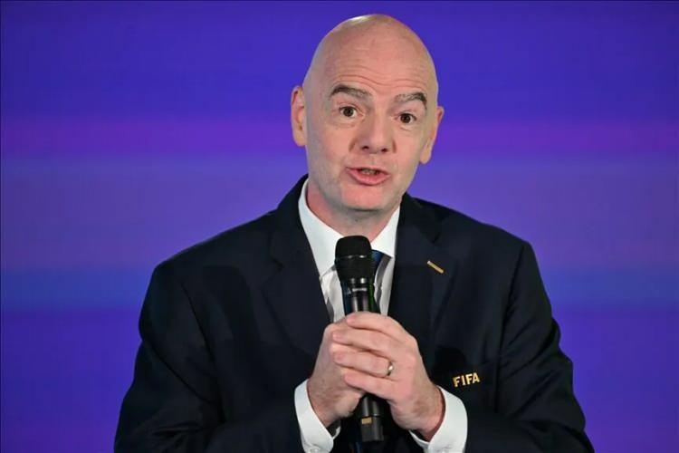 <p>Infantino, turnuvaları kontrol edecek yeni bir yapı oluşturarak hisseleri dış kaynaklı yatırımcılara a&ccedil;mak istiyor ve s&uuml;reci de şeffaf y&uuml;r&uuml;tm&uuml;yor.</p>
