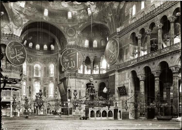 <p><span style="color:rgb(0, 0, 0)">MS 4. y&uuml;zyılda kilise olarak inşa edildikten sonra &ccedil;ok kere yıkılan ve yeniden yapılan Ayasofya&rsquo;nın Bizans D&ouml;nemindeki vaziyeti, II. Mehmed'in fethinden sonra Osmanlı D&ouml;neminde cami avlusuna inşa edilen eserler, ilave edilen minareler, m&uuml;ze stat&uuml;s&uuml;ndeki h&acirc;li ve 24 Temmuz 2020&rsquo;de yeniden ibadete a&ccedil;ılması sonrasındaki durumu tarihsel kronolojiye uygun olarak okurla paylaşılıyor.</span></p>

