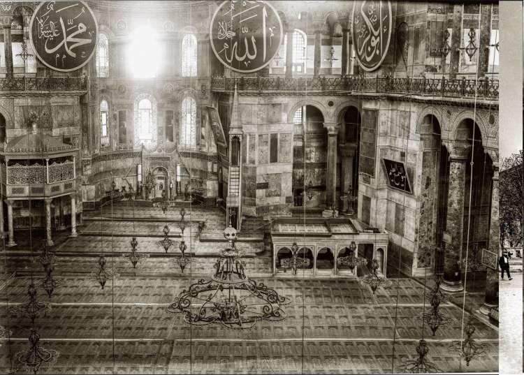 <p>Eserin girişinde Fatih&rsquo;in tuğrası kullanılırken hat sanatıyla yazılmış &lsquo;Kostantiniyye (İstanbul) muhakkak fethedilecektir. Onu fetheden emir ne g&uuml;zel emirdir. Onu fetheden ordu ne g&uuml;zel ordudur&rsquo; hadisine yer veriliyor.</p>
