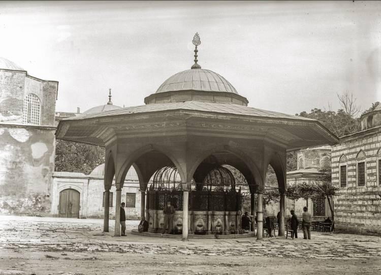 <p><span style="color:rgb(0, 0, 0)">Bunlar arasında 1847-49 Restorasyonu Sırasında Mihrabın Soluna Eklenen H&uuml;nk&acirc;r Mahfili (1910-1920) ile Osmanlı Yapı Sanatının En G&uuml;zel Numunelerinden Biri Olan Ayasofya Camii Şadırvanı (1910-1920) &ouml;n plana &ccedil;ıkıyor.</span></p>
