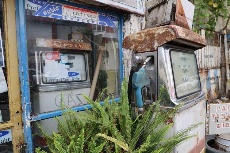 <p>Adana'nın Kozan il&ccedil;esinde Cumhuriyet'in ilk yıllarında kurulan 92 yıllık akaryakıt istasyonu ge&ccedil;mişin izlerini yaşatmayı s&uuml;rd&uuml;r&uuml;yor.&nbsp;</p>
