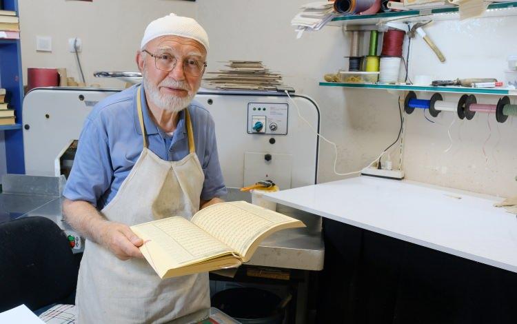 <p>Mahmut Sami &Ouml;zcan, baba mesleği m&uuml;cellitliği 1969 yılından bu yana s&uuml;rd&uuml;r&uuml;yor. Bir iş hanındaki k&uuml;&ccedil;&uuml;k at&ouml;lyesinde şimdilerde sadece Kur&rsquo;an-ı Kerim ciltleyen &Ouml;zcan, mesleğin kendisine sabrı &ouml;ğrettiğini s&ouml;yl&uuml;yor. Tamiri m&uuml;mk&uuml;n olmayan eski kitapları ciltleyerek mesleğe başladığını s&ouml;yleyen &Ouml;zcan, <strong>&ldquo;Cilt&ccedil;ilik mesleğine &ccedil;ocuk yaşta baba mesleği olarak başladım.</strong></p>
