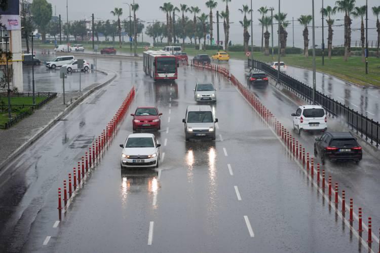<p>BURSA &deg;C, 32&deg;C<br />
Par&ccedil;alı bulutlu, doğusu mevzi sağanak ve g&ouml;k g&uuml;r&uuml;lt&uuml;l&uuml; sağanak yağışlı</p>

<p>&Ccedil;ANAKKALE &deg;C, 36&deg;C<br />
Az bulutlu ve a&ccedil;ık,</p>

<p>İSTANBUL &deg;C, 32&deg;C<br />
Az bulutlu ve a&ccedil;ık</p>

<p>KIRKLARELİ &deg;C, 33&deg;C<br />
Par&ccedil;alı bulutlu, kuzey kesimleri mevzi sağanak ve g&ouml;k g&uuml;r&uuml;lt&uuml;l&uuml; sağanak yağışlı</p>
