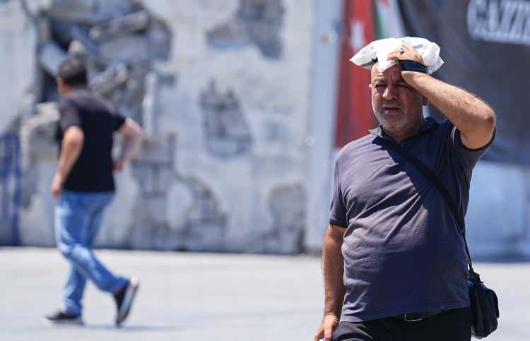 <p>&Ccedil;arşamba g&uuml;n&uuml;nden itibaren kuzey ve i&ccedil; kesimlerde sıcaklıklarda sınırlı bir d&uuml;ş&uuml;ş yaşansa da değerler mevsim normalleri civarında kalmaya devam edecek.</p>
