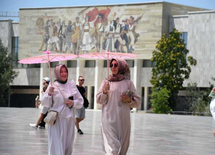 <p>Ankara'da sıcaklığın 27 dereceye kadar d&uuml;şmesi beklenirken, İstanbul'da nemle birleşen hava biraz daha nefes alınabilir hale gelecek.</p>
