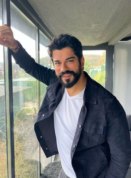 <p><strong>Ge&ccedil;tiğimiz haftalarda eşi Fahriye Evcen ve &ccedil;ocuklarıyla Bodrum'da tatil yaparken g&ouml;r&uuml;nt&uuml;lenen Burak &Ouml;z&ccedil;ivit'in aldığı kilolar dikkat &ccedil;ekmişti.&nbsp;</strong></p>

