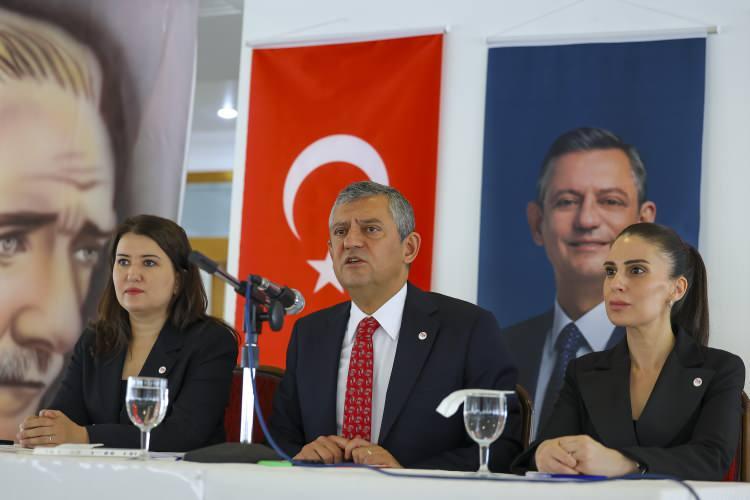 <p>CHP'den istifa eden &Ouml;zg&uuml;r &Ouml;zel, 24 Temmuz'da YENİ Parti'yi kurarak yeni bir yola &ccedil;ıktı. Yeni Parti&rsquo;nin ilk PM toplantısında, partinin A Takımı da belirlendi. &Ouml;zel&rsquo;in 9 isimden oluşan MYK&rsquo;si, PM&rsquo;den yetki aldı.</p>

<p>​</p>
