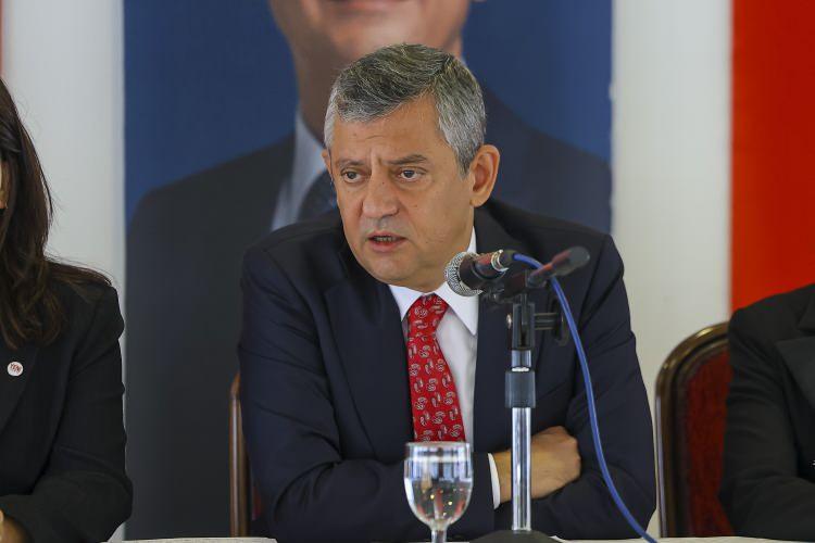 <p>CHP&rsquo;den, 'duygusal nedenlerle ayrılamayan' isimlerin de kısa s&uuml;re i&ccedil;inde YENİ Parti&rsquo;ye katılacağını savunan bir parti kurmayı, "Yeni Parti'nin milletvekili sayısı kısa s&uuml;re i&ccedil;inde 100&rsquo;e ulaşacak" g&ouml;r&uuml;ş&uuml;n&uuml; ileri s&uuml;rd&uuml;.</p>
