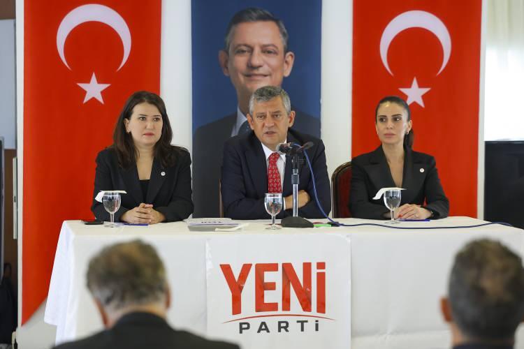 <p><span style="color:rgb(178, 34, 34)">200'E YAKIN BELEDİYE BAŞKANI KATILACAK</span></p>

<p>24 Temmuz&rsquo;un ardından CHP b&uuml;nyesinde kalan &ccedil;ok sayıda belediye başkanı ve belediye meclis &uuml;yesinin de Yeni Parti'ye ge&ccedil;eceği &ouml;ğrenildi.</p>

<p>Yeni Parti kaynakları, 200&rsquo;e yakın belediye başkanının, Yeni Parti&rsquo;ye ge&ccedil;iş talebini ilettiği belirtildi.</p>

<p>Yeni Parti kurmayları ise "Hızlı ve toplu bir transfer operasyonu" yerine, "Yerel y&ouml;netimlerdeki dengeleri g&ouml;zeten kademeli bir ge&ccedil;iş modeli" &uuml;zerinde &ccedil;alışıldığını dile getirdi.</p>
