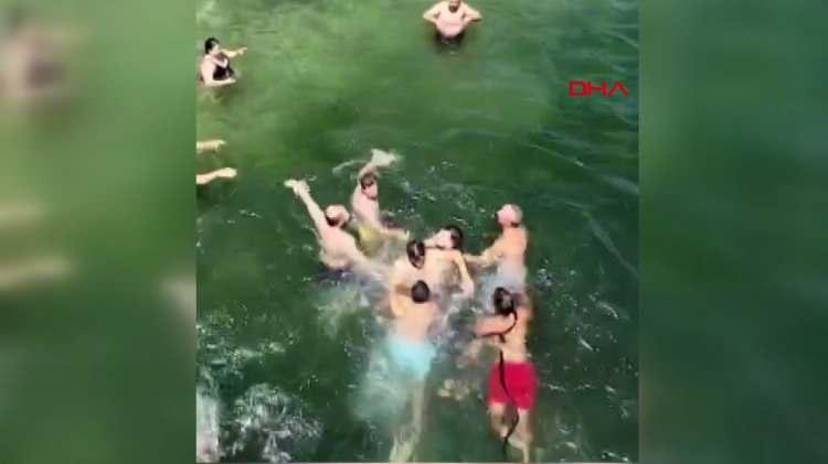 <p>Sahildeki vatandaşlar, gelen y&ouml;nlendirmeler doğrultusunda saniyeler i&ccedil;inde suya atlayarak harekete ge&ccedil;ti.</p>
