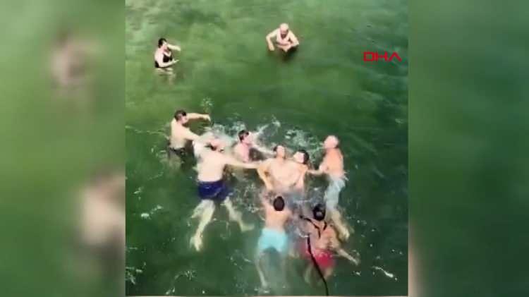 <p>Havadan aldığı canlı g&ouml;r&uuml;nt&uuml;leri&nbsp; kullanan operat&ouml;r, sahildeki vatandaşları su altındaki kişinin olduğu noktaya y&ouml;nlendirdi.</p>
