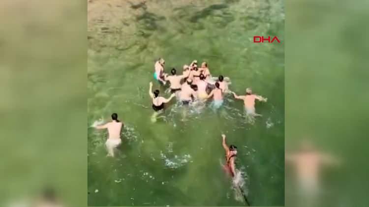 <p>Olay yerine hızla sevk edilen sağlık ekipleri, kıyıdaki ilk m&uuml;dahaleyi olay yerinde ger&ccedil;ekleştirdi.</p>
